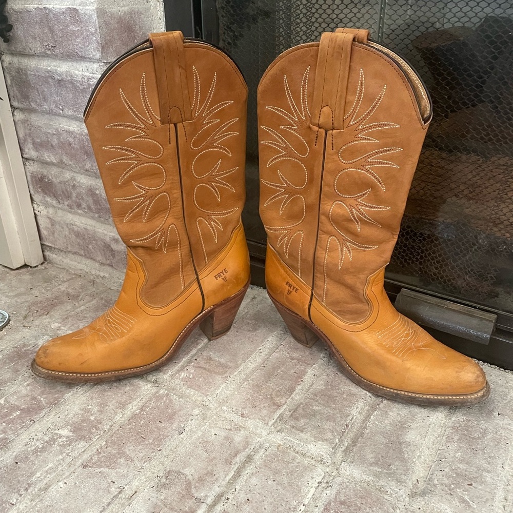FRYE Cowboy boots size 8 AA. Narrow
